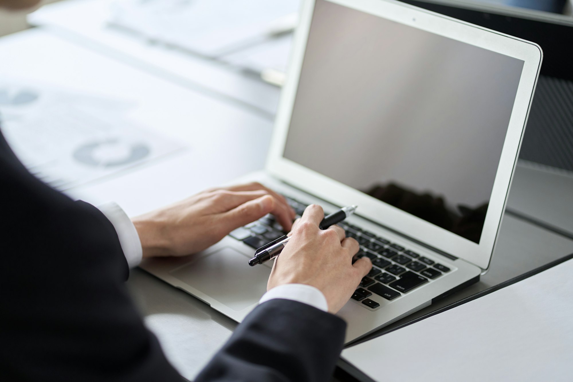 A business person who easily installs Tolling Vision on a laptop